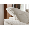 Pohovka PALERMO sofa 2, detail svetlého čalúnenia, podrúčky a zdvihnutej opierky hlavy.