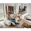 Pohovka PALERMO SOFA 3 v krémovom čalúnení v interiéri, pohľad zošikma s osobami sediacimi na pohovke.