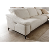 Pohovka PALERMO sofa 3, detail ľavej podrúčky a operadla v svetlom čalúnení v interiéri.