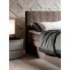 Boxspring posteľ LAPIA, detail hnedého čalúneného čela s vertikálnym členením a okraja matraca.