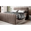 Hnedá boxspring posteľ 140x200 LAPIA, v spálni, šikmý pohľad spredu