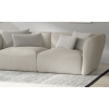 Dvojsedová pohovka STELVIO Sofa vo svetlobéžovej farbe v modernej obývačke, širší pohľad na sedenie s viacerými vankúšmi.