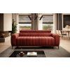 Tehlovočervená rozkladacia pohovka GUSTO SOFA v obývačke, čelný pohľad na zvislo prešívané čalúnenie.