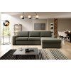 Moderná rozkladacia sedačka LILLY SOFA v tmavozelenej farbe, umiestnená v modernej obývačke s drevenou podlahou, celkový pohľad