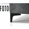 Dvojsed ALICA sofa 2 detail kovovej nohy a spodnej časti čalúnenia v tmavosivej látke, detailný pohľad.
