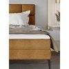 Boxspring posteľ ARES, detail bočnej čalúnenej časti lôžka a čela pri nočnom stolíku.