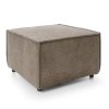 Taburet CUBE POUF 100 v hnedej farbe na bielom pozadí, šikmý pohľad na hranatý čalúnený puf s nízkymi nožičkami.
