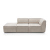 Rovná pohovka HYDRA SOFA V1 vo svetlom čalúnení, šikmý pohľad spredu na zostavu s predĺženým dielom typu puf