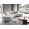 Svetlá oblúková pohovka do obývačky BLAZE SOFA A1 v modernom interiéri pri okne, pohľad spredu