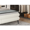 Boxspring posteľ RAIN, detail zaobleného krémového rámu a nohy.