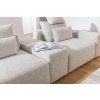 Pohovka LUNA SOFA 2 (1,5BL + PANEL + 1,5BP) v krémovej farbe, detail sedacej časti a vankúšov s textúrou látky zblízka.