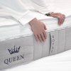 Matrac QUEEN – detail bočnice s prešívaným poťahom a štítkom QUEEN, záber zblízka z boku.