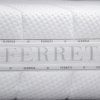 Matrac PILATIS 25 Medium H3 – makro detail štruktúry poťahu a bočného lemu s logom Feretti.