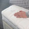 Matrac San Remo – ukážka komfortu, ruka pritláča vrchnú plochu matraca pri okraji, záber zhora.