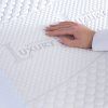 Matrac LUXURY DREAM – detail poťahu ART CLIMATIC LUXURY s rukou na povrchu.