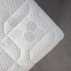 Matrac HYDROLATEX DUO – detail bielej tkaniny a prešívania poťahu ALGUA.