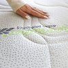 Matrac HERBAL BIO-EX T3 – detail prešívaného poťahu GREENTEX s rukou na jeho povrchu.